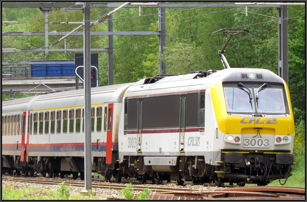 Die 3003 der CFL ereicht mit dem IC Luxemburg-Liege die Station Vielsalm in Belgien.
Szenario vom 24.Mai 2015.