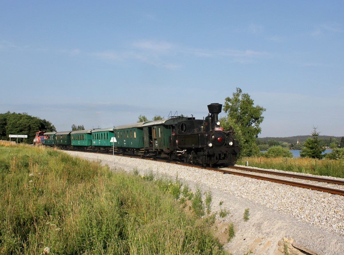 Die 310 093 mit einem Sonderzug am 18.07.2015 unterwegs bei Černá v Pošumaví.