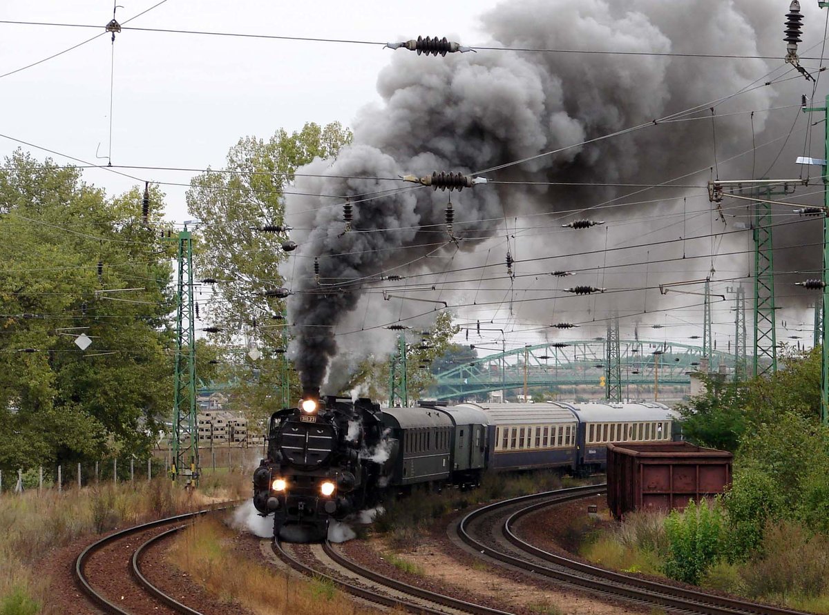 Die 310.23 und 52.4984 mit dem Sonderzug von Dampflok GrandPrix bei der Abfahrt in Komárom in Richtung Österreich.
Komárom, 14.09.2008.