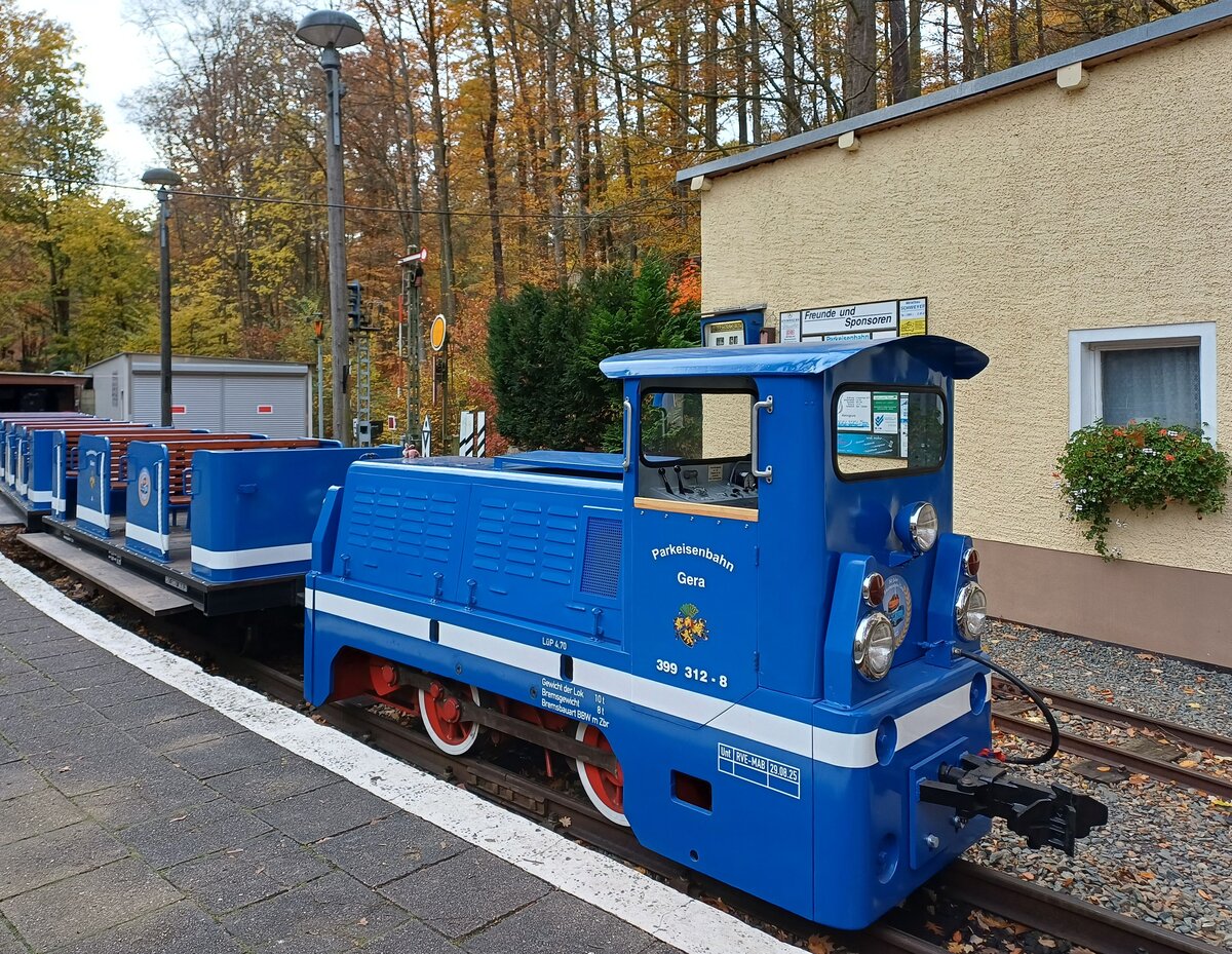 Die 312 399-8 der Parkeisenbahn Gera am 31.10.2025 während einer Pause im Bahnhof Wolfsgehege.