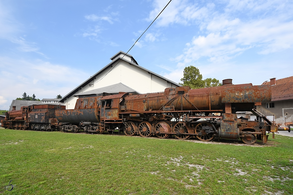 Die 33-253 aus dem Jahr 1943 und die 1911 gebaute 28-029 warten auf bessere Zeiten. (Eisenbahnmuseum Ljubljana, August 2019)