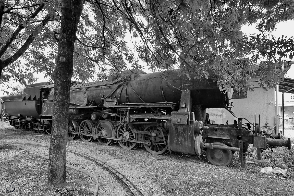 Die 33-339 aus dem Jahr 1943 etwas abseits ohne Schienenkontakt. (Eisenbahnmuseum Ljubljana, August 2019)