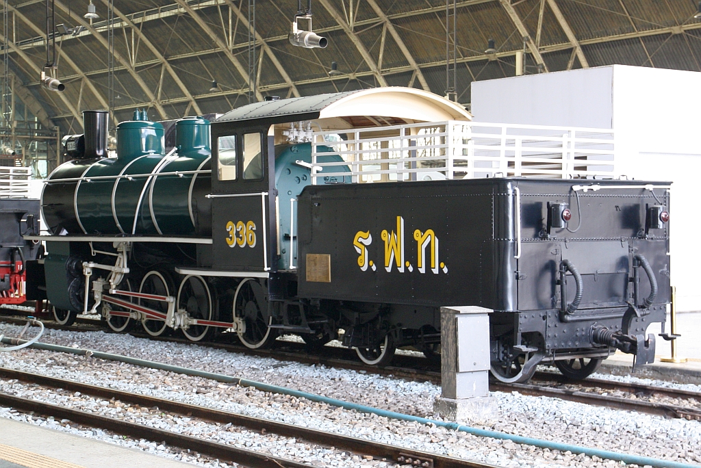 Die 336, ex RhB 123 (1'D-h2, SLM Winterthur, Bauj. 1913, Fab.Nr. 2332) ist nun, nach äußerlicher Aufarbeitung im Makkasan Workshop, als historisches Erbe in der Hua Lamphong ausgestellt. - Bild vom 10.Dezember 2023.