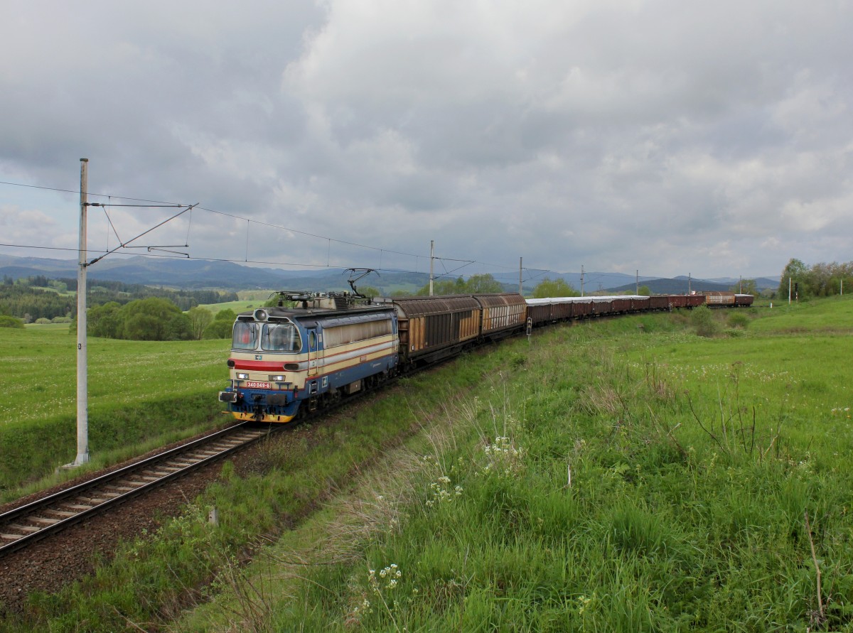 Die 340 049 mit einem Güterzug am 10.05.2014 unterwegs bei Horní Dvořiště.