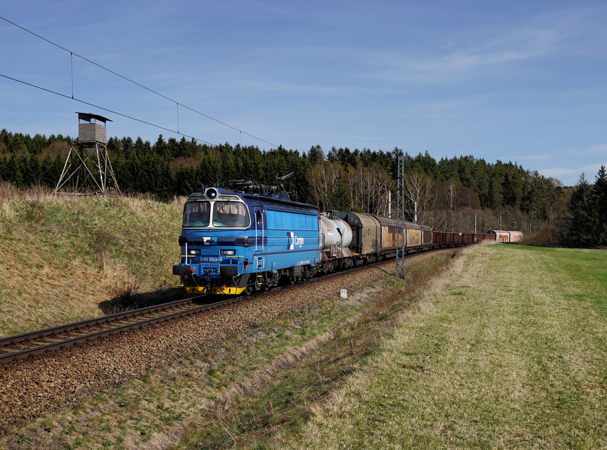 Die 340 055 mit einem Güterzug am 14.04.2018 unterwegs bei Horní Dvořiště.