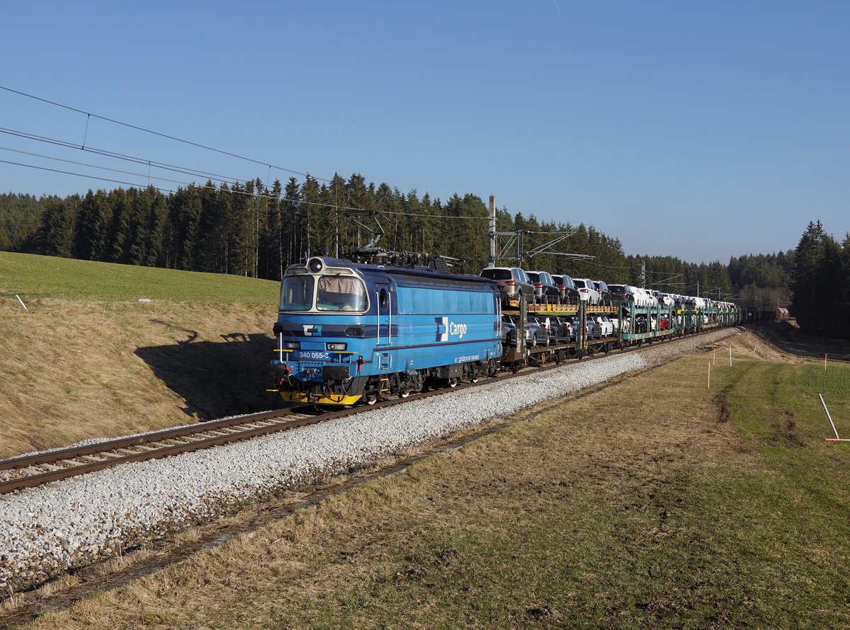 Die 340 055 mit einem Güterzug am 23.03.2019 unterwegs bei Deutsch-Hörschlag.