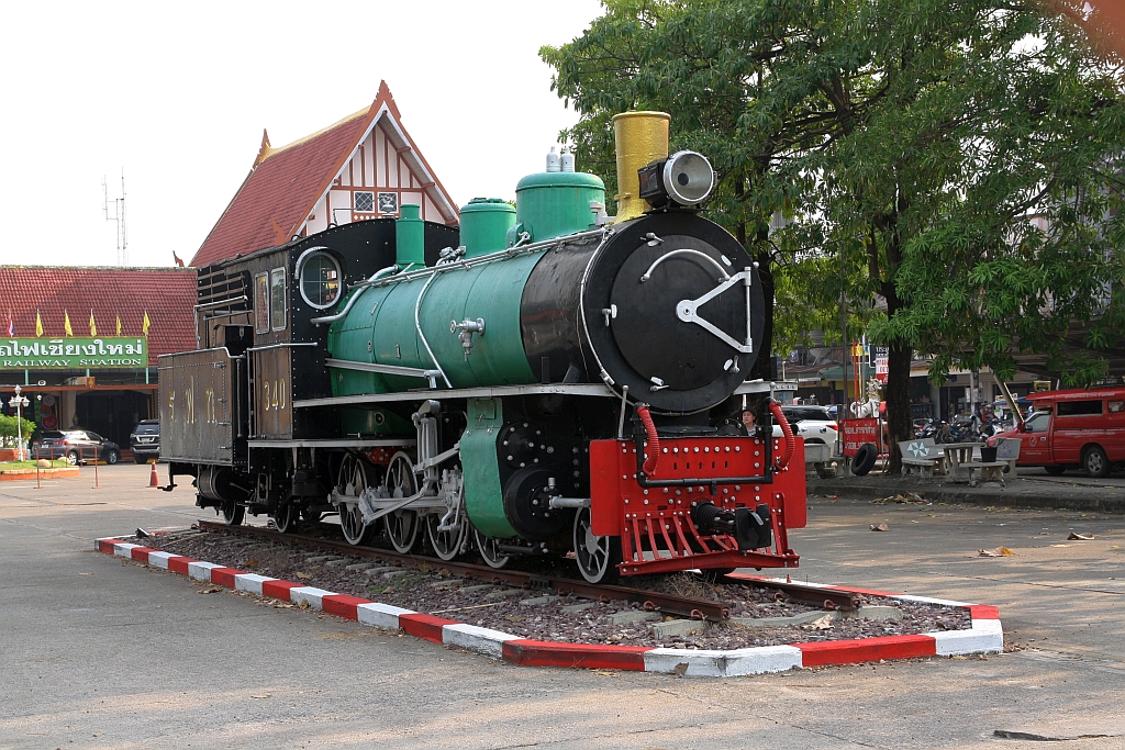 Die 340 ex RhB 118 (1'D-h2, SLM Winterthur, Bauj. 1912, Fab.Nr. 2208) hat den Standort gewechselt und steht jetzt in der Mitte des Bahnhofsvorplatzes der Chiang Mai Station. Bild vom 21.März 2023.