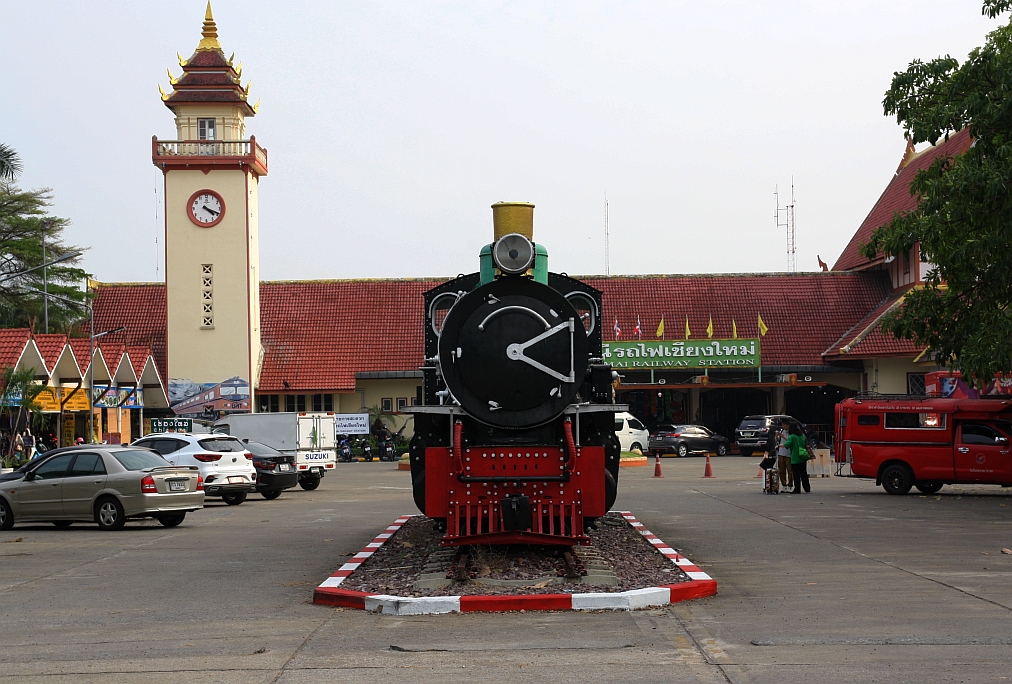 Die 340 ex RhB 118 (1'D-h2, SLM Winterthur, Bauj. 1912, Fab.Nr. 2208) hat den Standort gewechselt und steht jetzt in der Mitte des Bahnhofsvorplatzes der Chiang Mai Station. Bild vom 21.März 2023.