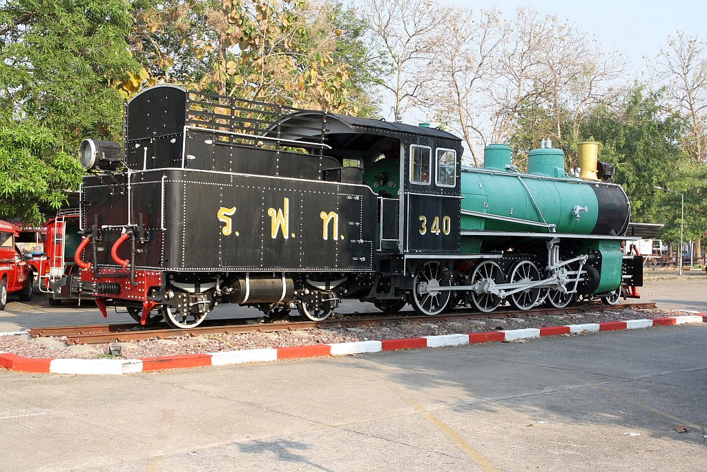 Die 340 ex RhB 118 (1'D-h2, SLM Winterthur, Bauj. 1912, Fab.Nr. 2208) hat den Standort gewechselt und steht jetzt in der Mitte des Bahnhofsvorplatzes der Chiang Mai Station. Bild vom 22.März 2023.