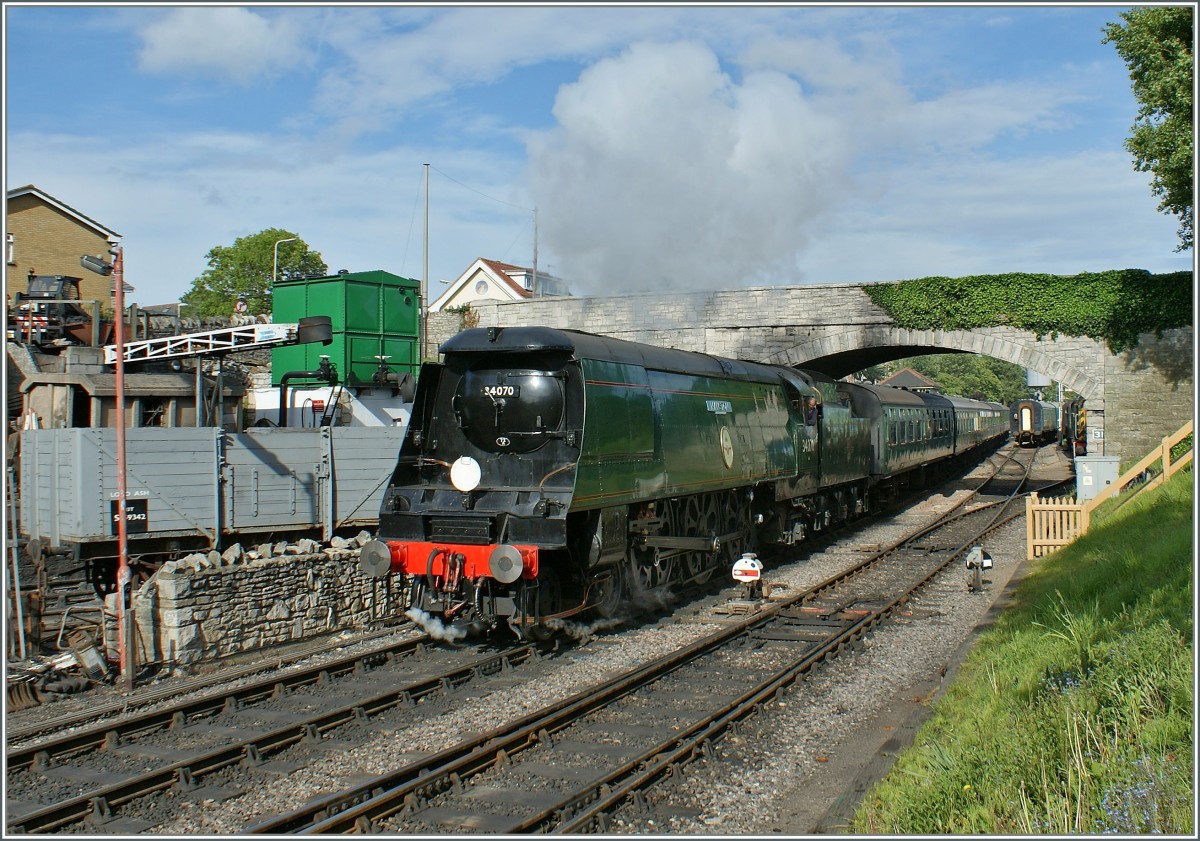 Die 34070 (ex Southern Railway 4-6-2  Battle of Britain ) der Swanage Railway beschleunigt ihren Eilzug Richtung Corfe Castle bei der Ausfahrt in Swanage.
16. Mai 2011
