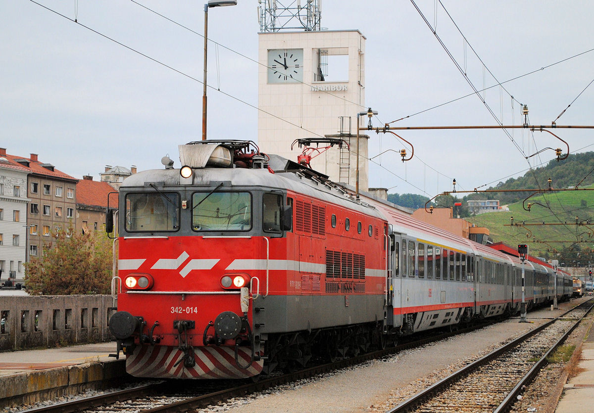 Die 342 014 verläßt mit dem EC 151  Emona  den Bhf. Maribor in Richtung Ljubljana.(26.09.2014)