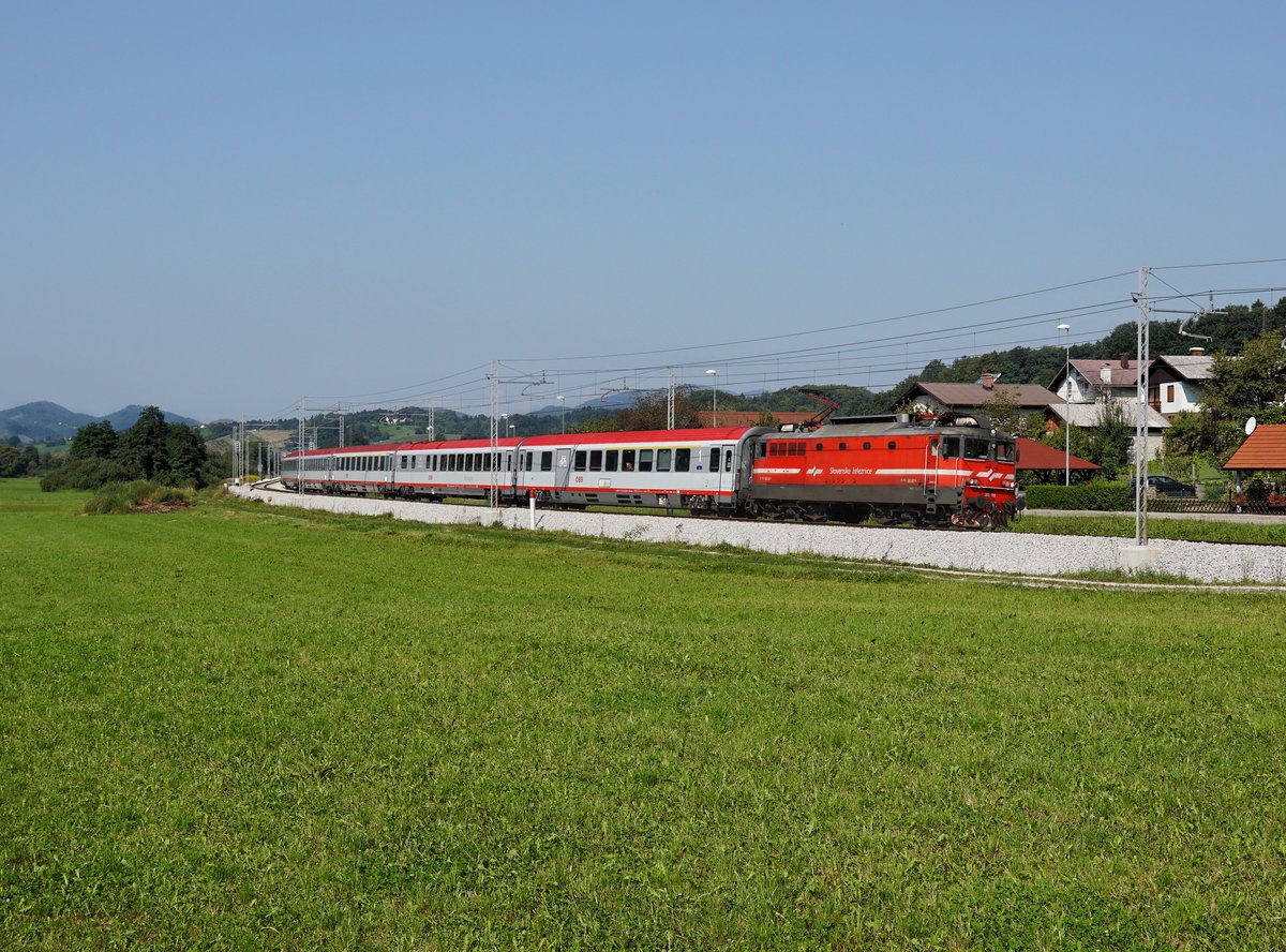Die 342 022 mit einem EC am 18.08.2018 unterwegs bei Čadramska Vas.