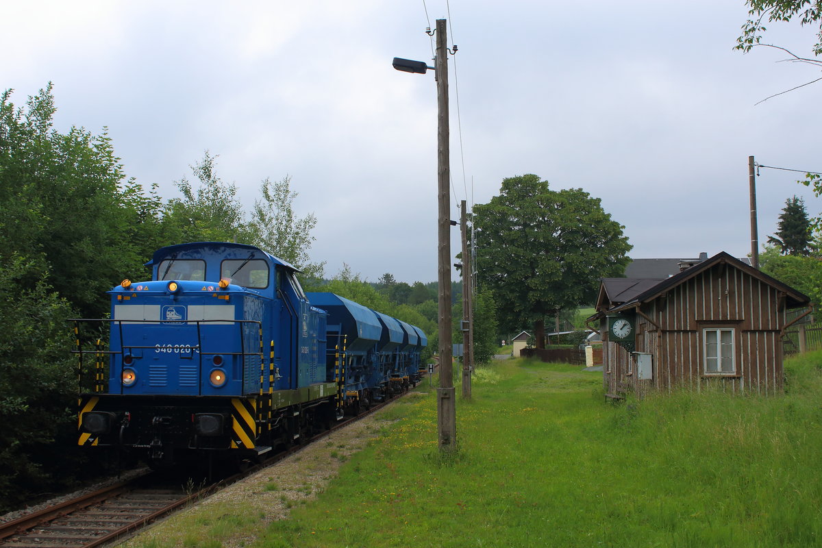 Die 346 020 von der PRESS mit kurzem Schotterzug (4 Press FC Waggons) am Bahnhof Gunzen auf der Strecke Zwischen Zwotental und Adorf. Aufgenommen am 13.06.2018