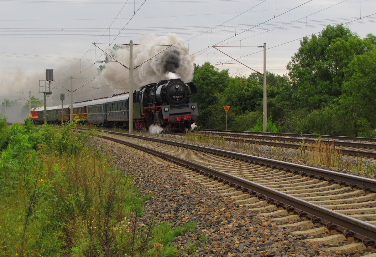 Die 35 1097-1 der IG 58 3047 Glauchau e.V. mit dem DPE 20050 von Berlin-Schöneweide Pbf nach Meiningen, am 04.09.2010 bei Erfurt-Bischleben.