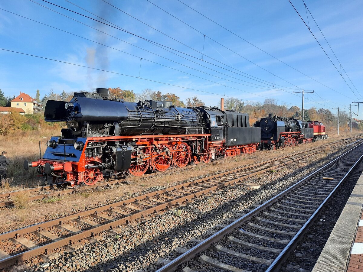 Die 35 1097-1 wartet zusammen mit der DLW 50 3501 und der MaS 112 481-7 auf den DPE 349 aus Hamburg-Harburg. Während die 35 1097-1 den Sonderzug bis Meiningen ziehen wird, werden die anderen beiden Loks am Zugschluss im Einsatz sein.
