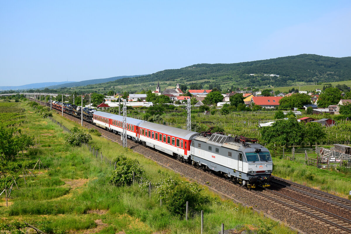 Die 350 001 (ES 499 0001) mit dem Ex 30041 Cassovia Classic 2023 (500 km durch Slowakei) kurz vor Pezinok. Im Zug ca. 80 Oldtimer Autos wurden nach Kassa geliefert.
Pezinok, 29.05.2023.
