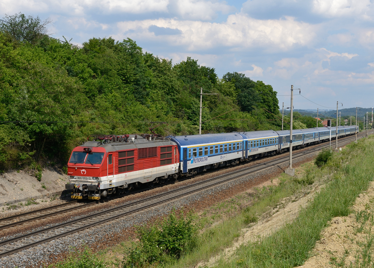 Die 350 003  Gorilla  war am 26. Mai 2018 dem EC 278  Danubis  von Budapest-Keleti pu. nach  Praha hl.n. vorgespannt und wurde von mir ostböhmischen Sruby fotografiert.