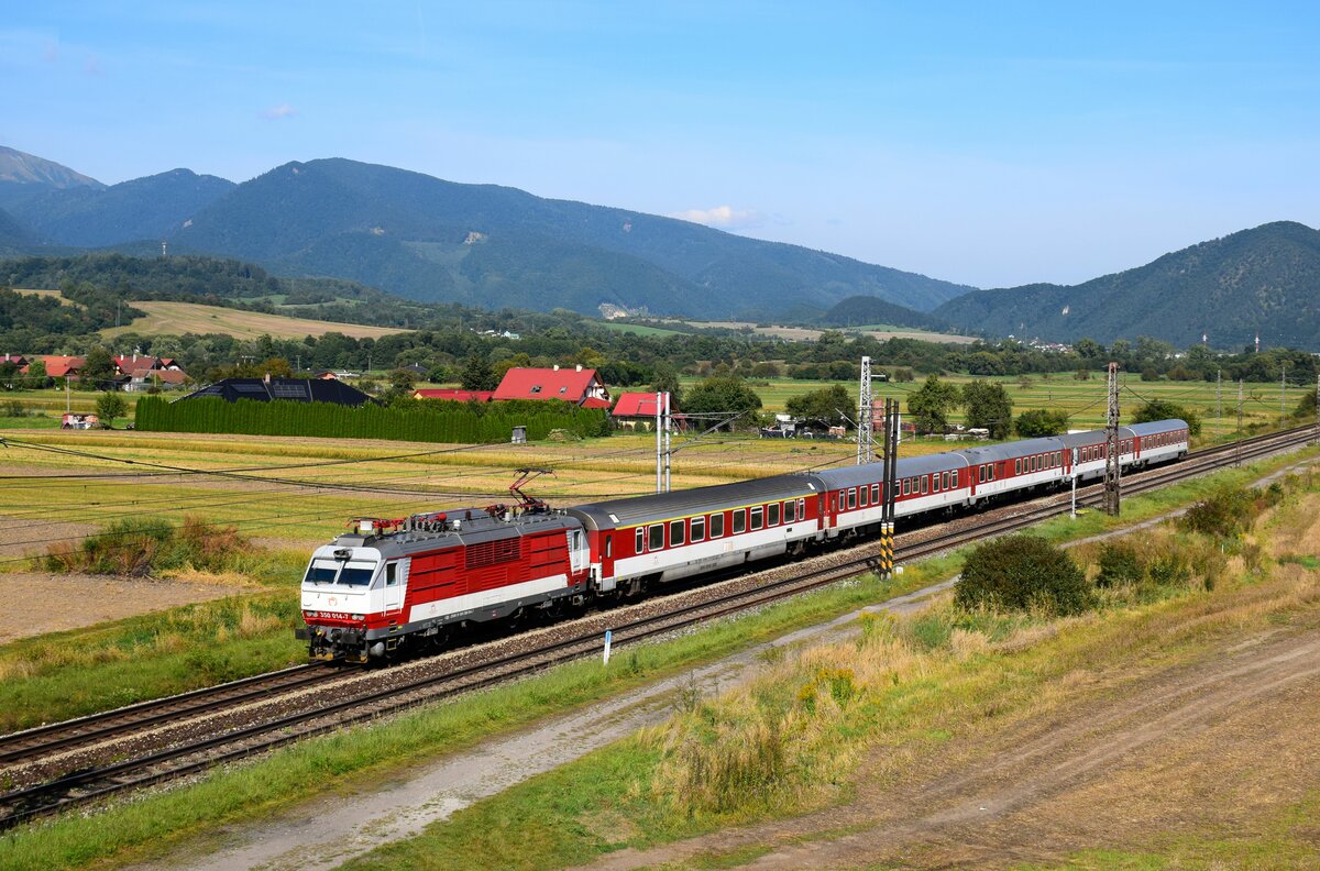 Die 350 014  Gorilla  ist mit dem IC522 Zug aus Košice nach Bratislava kurz vor Turany.
09.09.2023.