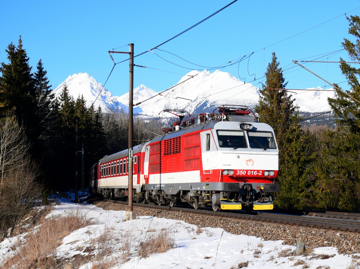 Die 350 016 ist mit dem Zug Ex 605  Tatran  kurz nach Štrba.
20.01.2024.