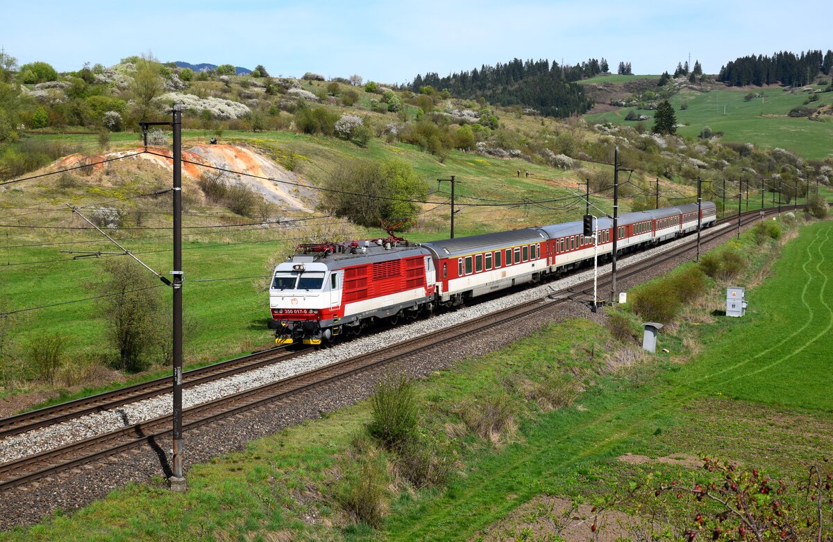 Die 350 017 ist mit dem Zug IC522 bei Bešeňová. 07.04.2024.
