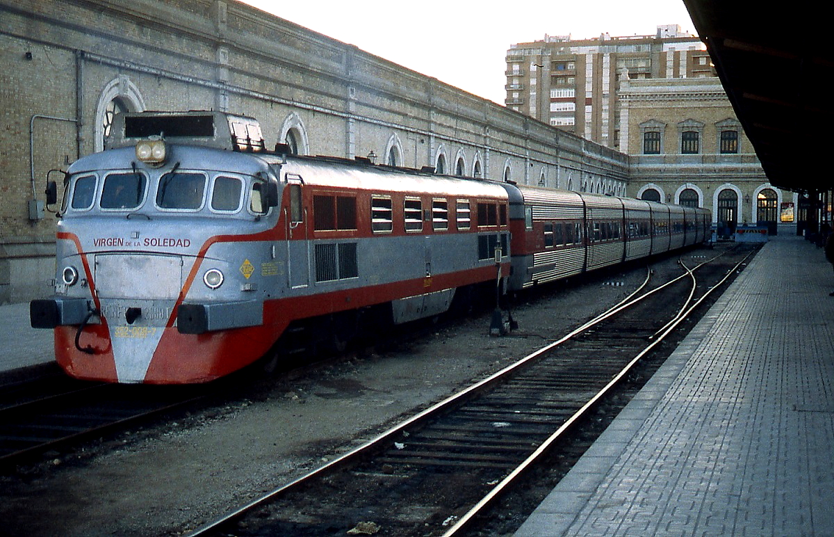 Die 352 008-7  Virgen de la Soledad  wartet im Februar 1996 im Bahnhof von Cartagena mit ihrer Talgo III-Garnitur auf die Abfahrt nach Madrid
