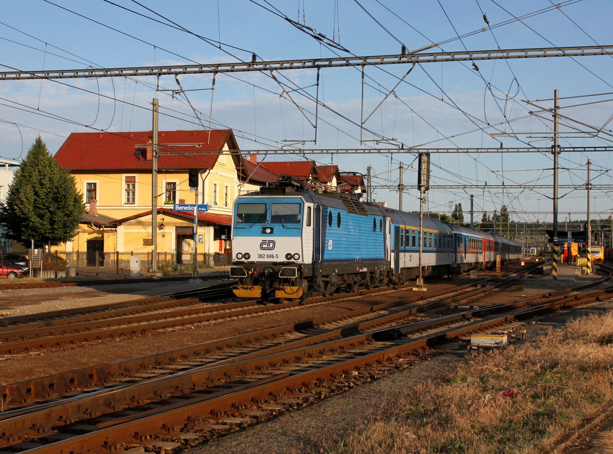 Die 362 046 mit einem R nach Prag am 11.07.2015 bei der Ausfahrt aus Benešov u Prahy.