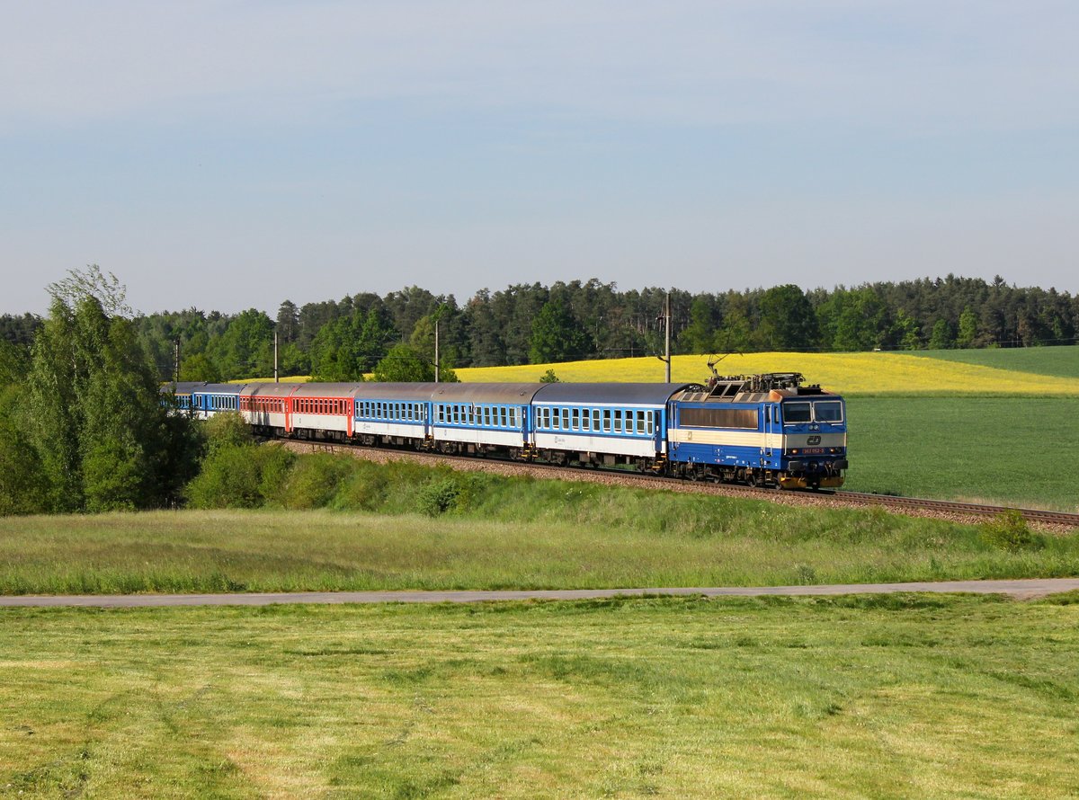 Die 362 052 mit einem R nach České Budějovice am 22.05.2016 unterwegs bei Klenovice.