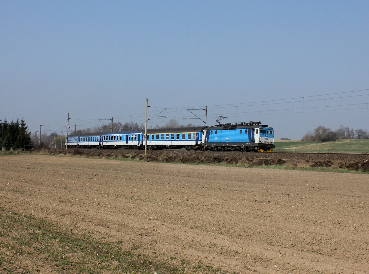 Die 362 062 mit einem R nach Prag am 29.03.2014 unterwegs bei Chotíkov.