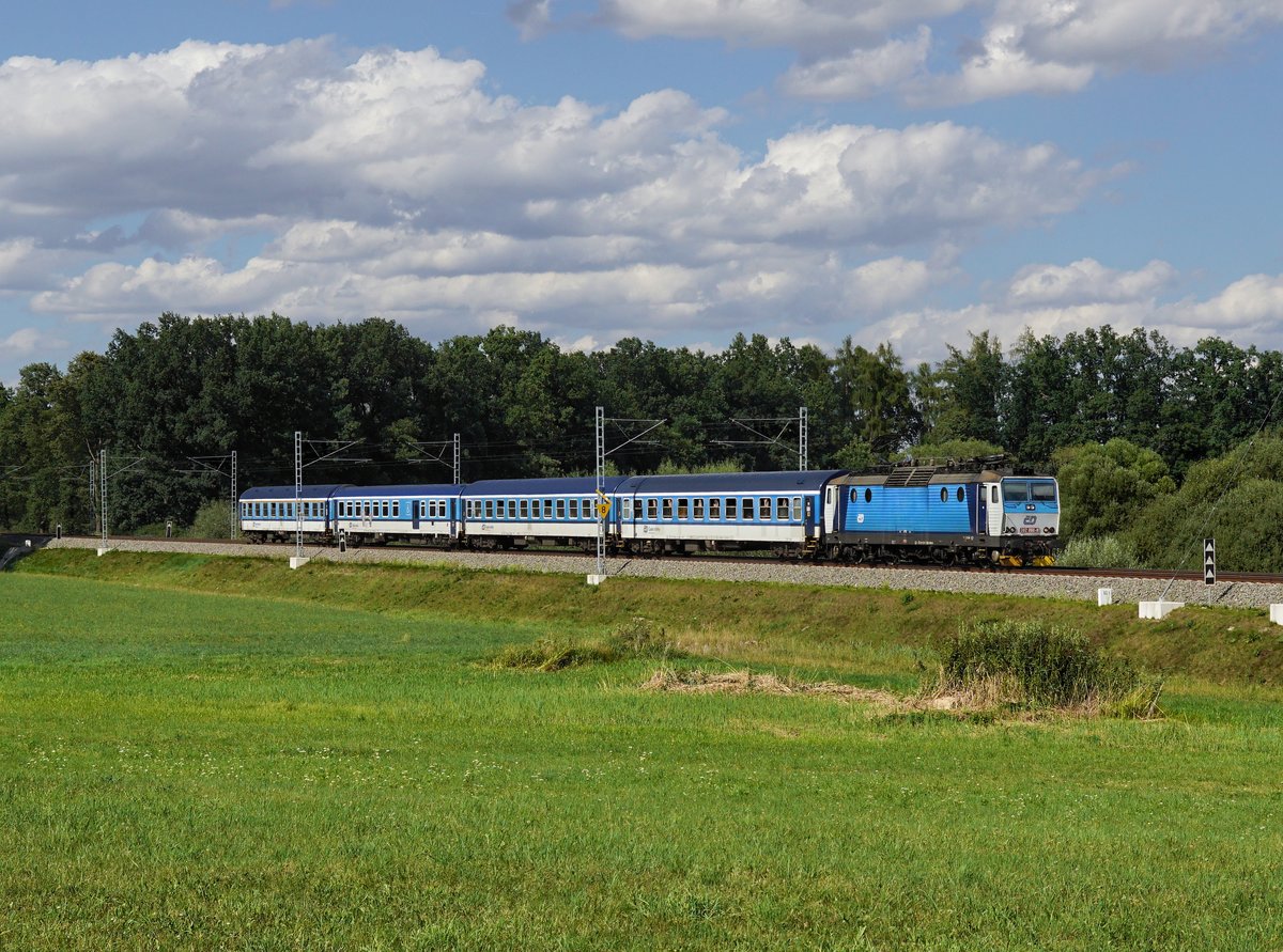 Die 362 068 mit einem R nach České Budějovice am 05.08.2017 unterwegs bei Soběslav.