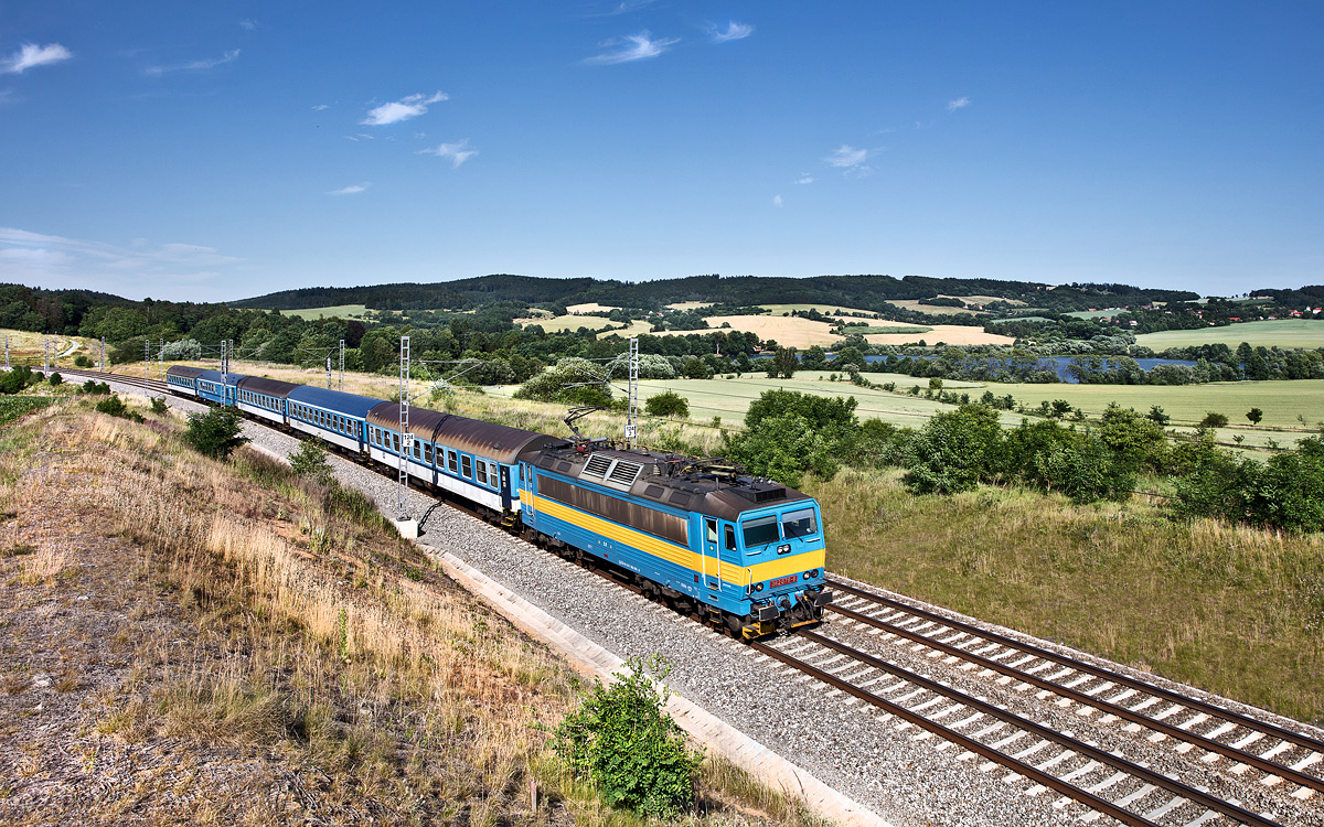 Die 362 078-8 fährt mit einem R aus Praha h.nl nach Ceské Budějovice in Tomice vorbei.Bild 24.6.2017
