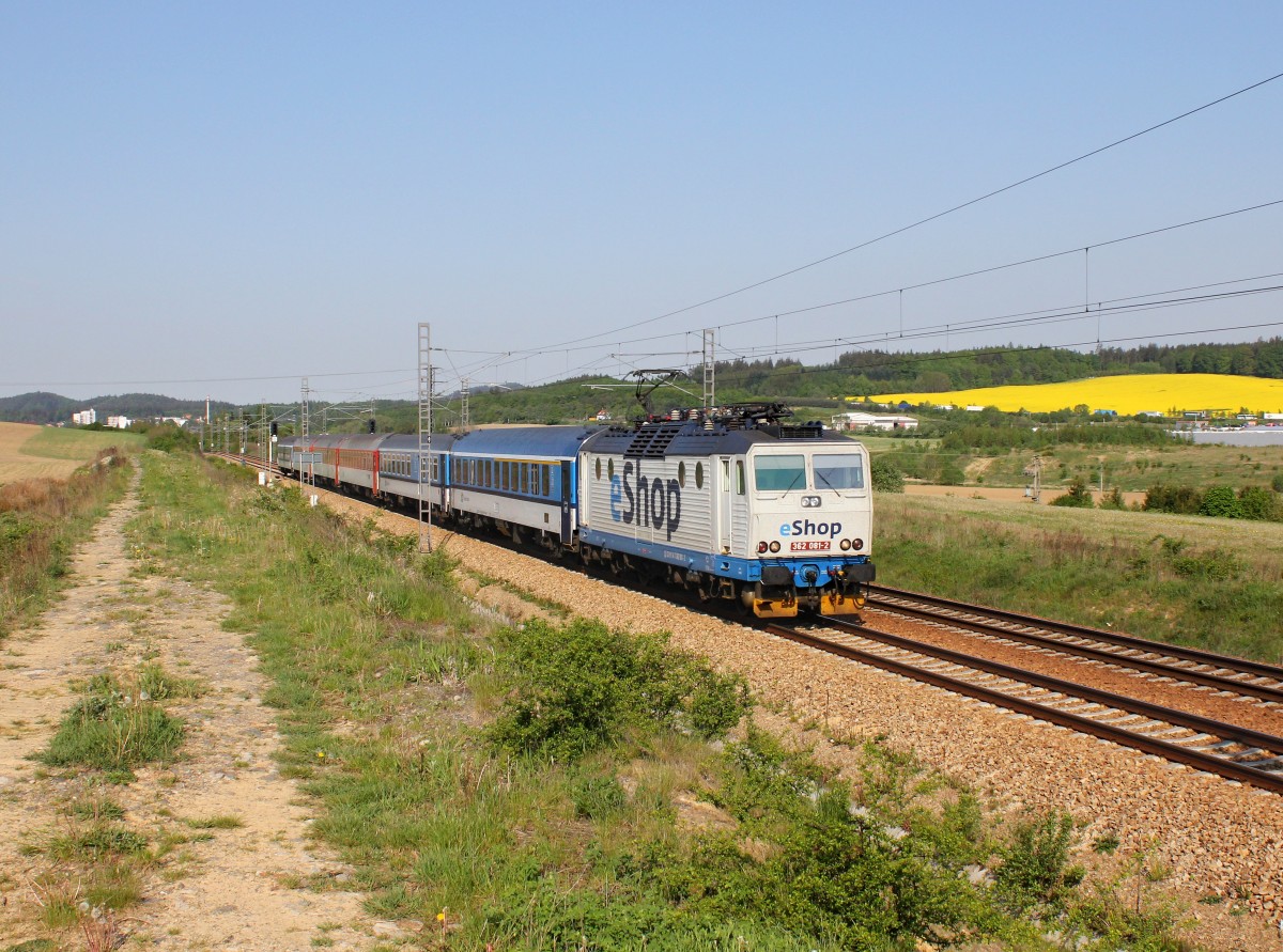 Die 362 081 mit einem Rx nach Prag am 14.05.2015 unterwegs bei Mýto.