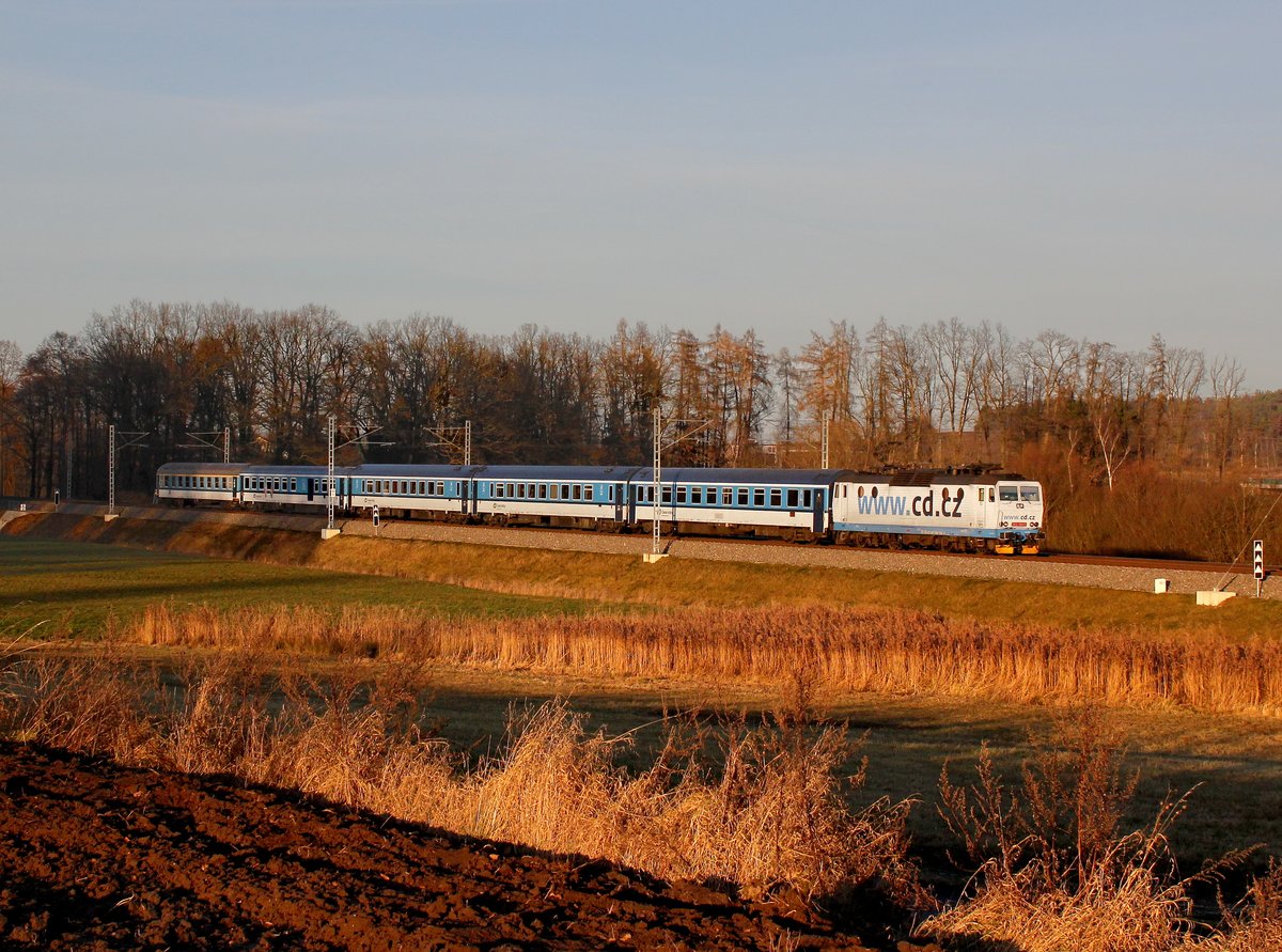 Die 362 110 mit einem R nach České Budějovice am 03.12.2016 unterwegs bei Soběslav.