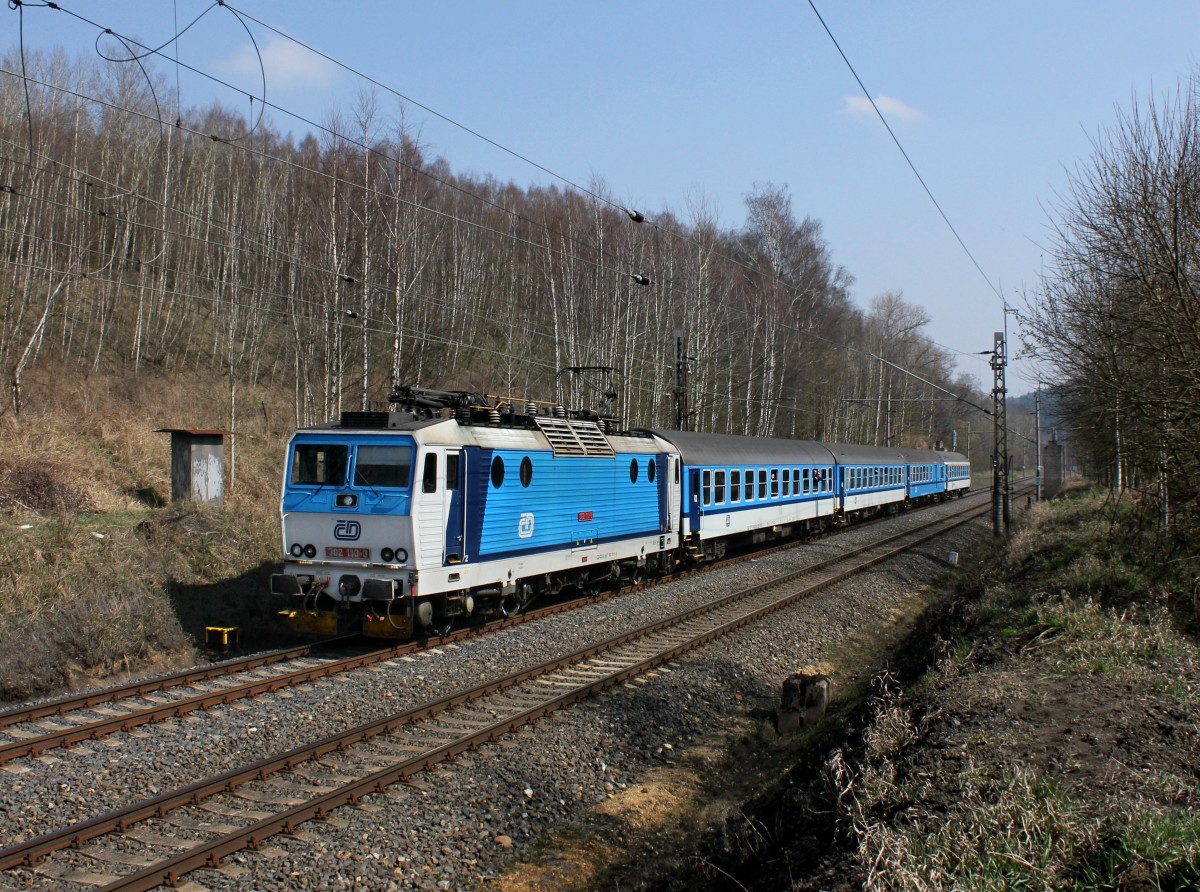 Die 362 113 mit einem R nach Cheb am 29.03.2014 unterwegs bei Kynšperk nad Ohří.