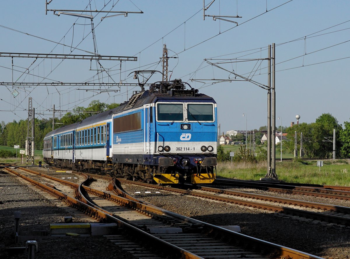 Die 362 114 mit einem R nach Cheb am 05.05.2018 bei der Einfahrt in Tršnice.