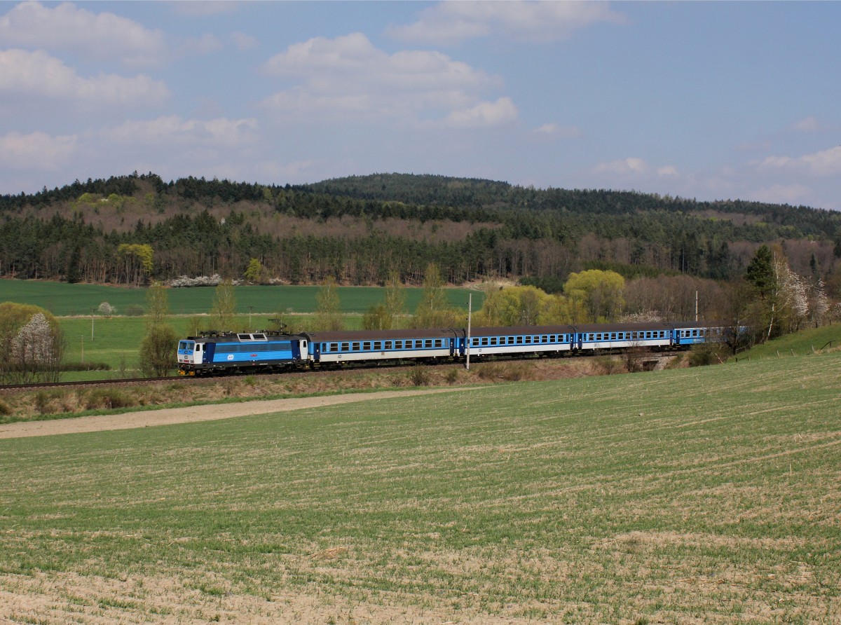 Die 362 115 mit einem Os nach Pilsen am 24.04.2015 unterwegs bei Vícenice.