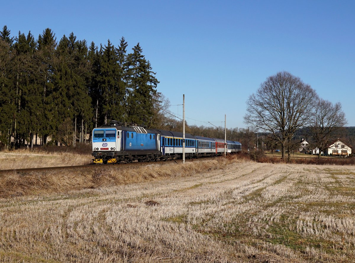 Die 362 117 mit einem Rx nach Bayerisch Eisenstein am 27.02.2017 unterwegs bei Točník.