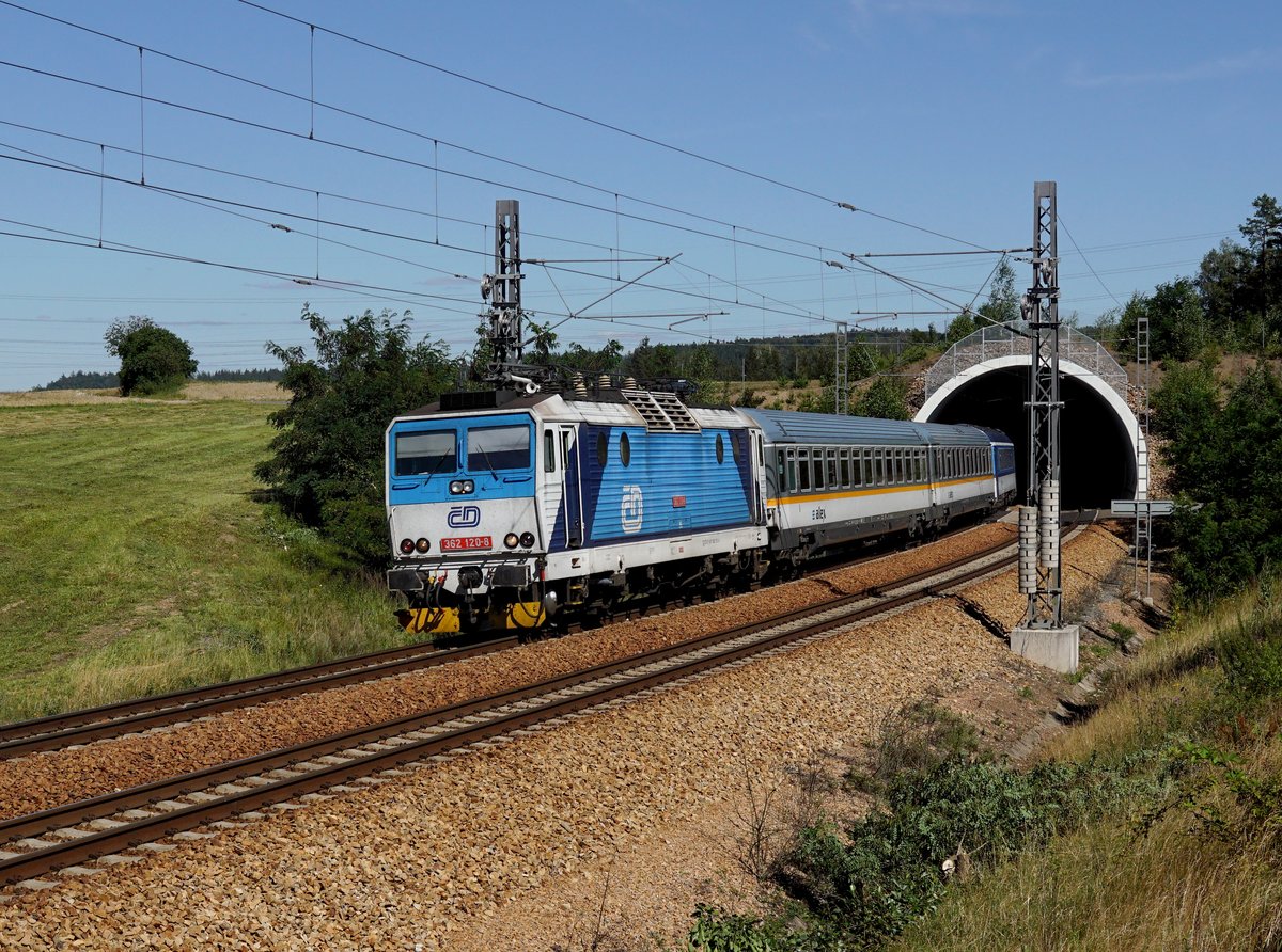 Die 362 120 mit einem ALX nach München am 30.06.2018 unterwegs bei Újezd.