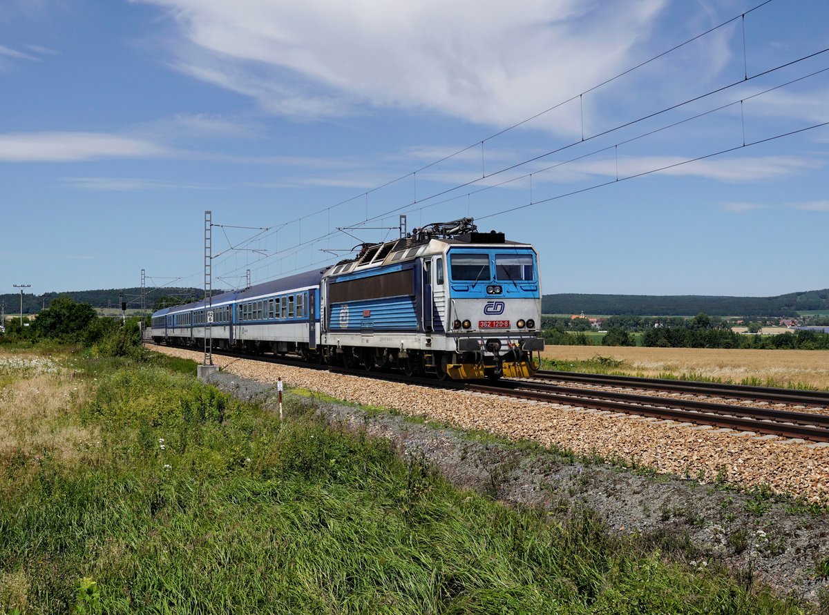 Die 362 120 mit einem Rx nach Prag am 07.07.2018 unterwegs bei Újezd.