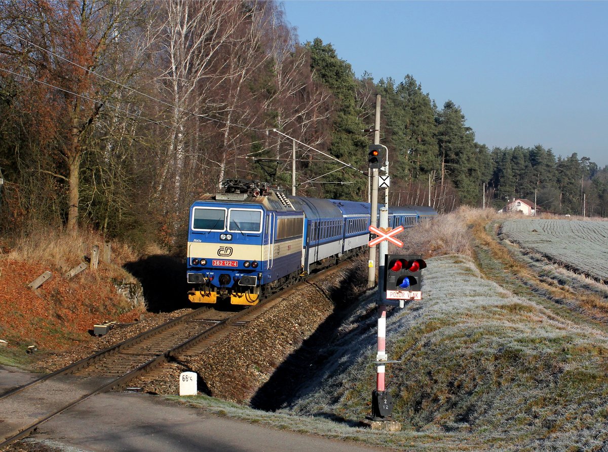 Die 362 122 mit einem R nach České Budějovice am 03.12.2016 unterwegs bei Klenovice.
