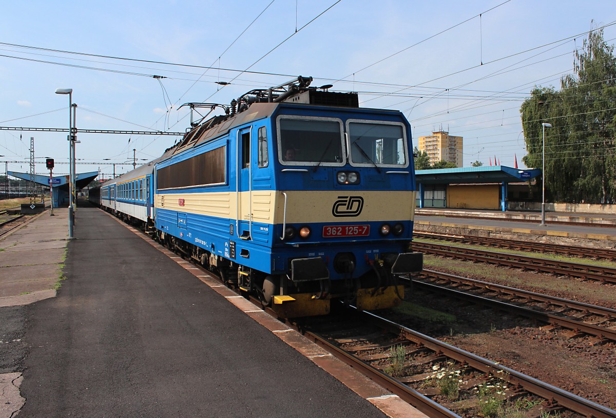 Die 362 125-7 verlässt am 12.07.2015 als R 609 (Cheb - Praha hl.n.) pünktlich Cheb. Der R 609 fährt über Chomutov und Usti nad Labem hl.n. nach Prag.