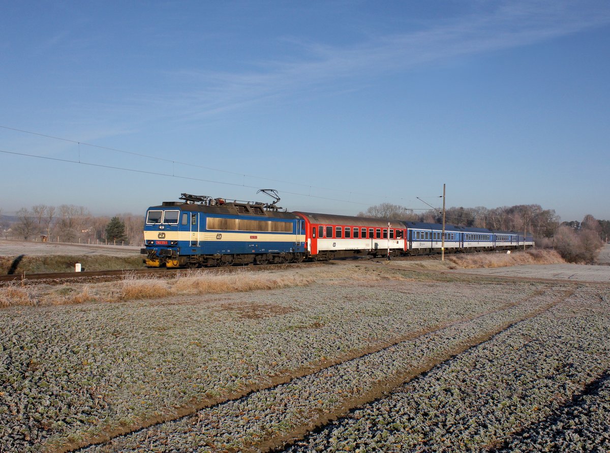 Die 362 125 mit einem R nach České Budějovice am 03.12.2016 unterwegs bei Klenovice.