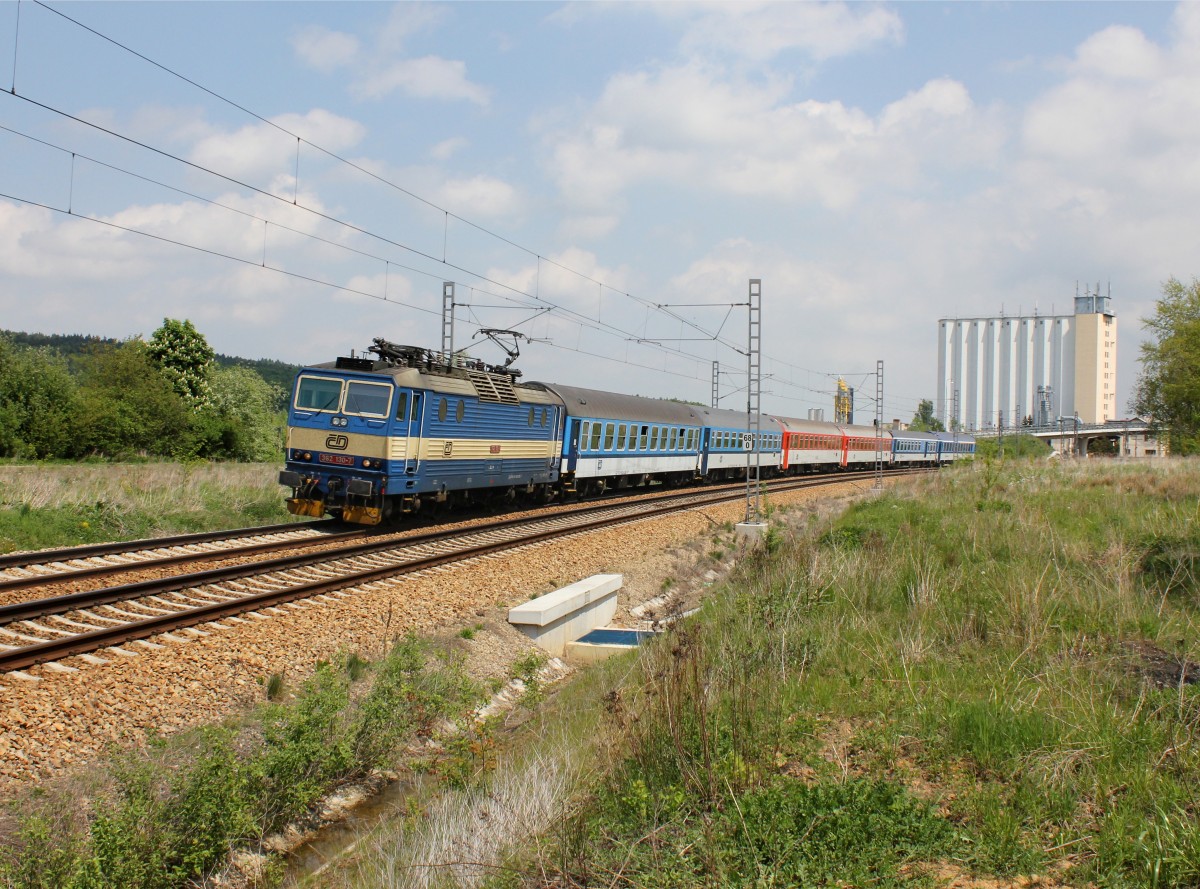 Die 362 130 mit einem Rx nach Pilsen am 14.05.2015 unterwegs bei Zbiroh.