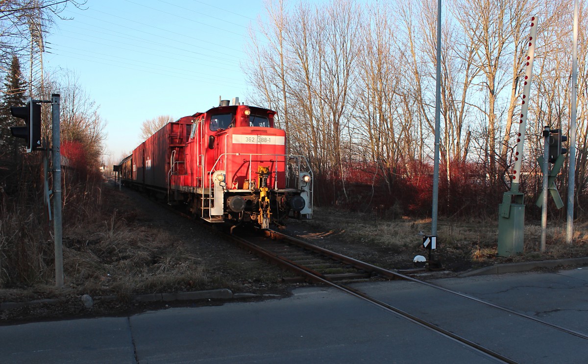 Die 362 388-1 steht am 12.02.2015 mit den leeren Güterwagen von der Schnellecke Logistics Sachsen GmbH/Sachsentrans aus der Büttenstraße nun am Bahnübergang der Schubertstraße auf der ehemalige Zwickau-Crossen-Industriebahn. Jetzt wird der Zug bis nach Mosel zurückgedrückt.
Seit dem Neubau einer weiteren Halle und der daraus resultierenden Verlegung der Lagerung von Autotanks und Motoren von Glauchau nach Zwickau wird der Anschluss seit geraumer Zeit wieder von der Bahn bedient. In den Lagerhallen in Zwickau werden die Motoren, Autotanks und andere Autoteile gelagert und per Just in Time verfahren mittels LKW´s zum VW-Werk in Mosel transportiert. Es werden aber auch Tanks zusammengebaut die zum VW-Werk nach Emden gehen.