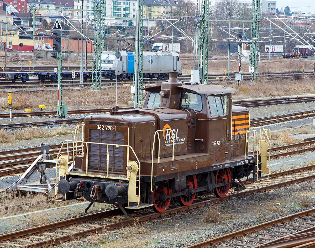 
Die 362 798-1 (98 80 3362 798-1 D-HSL) der HSL-LOGISTIK GmbH (Hamburg) ist am 27.03.2016 beim Hbf Hof (Oberfranken) abgestellt.
Die V 60 der leichten Ausführung wurde 1960 von Henschel in Kassel unter der Fabriknummer 30087 gebaut und an die Deutsche Bundesbahn als DB V 60 789 geliefert, zum 01.01.1968 erfolgte dann die Umzeichnung in DB 260 798-4. Ihre weiteren Nummerierungen waren dann DB 360 798-3 und 1996 nach dem Umbau auf Funksteuerung in DB 364 798-9.

Im Jahr 2001 erfolgte bei der DB Fahrzeuginstandhaltung GmbH im Werk Cottbus ein Umbau und Remotorisierung, so wurde sie nun zur DB 362 798-1 bis sie 2011 ausgemustert und an die Railsystems RP GmbH verkauft wurde. Bis sie 2014 zur HSL Logistik GmbH ging.