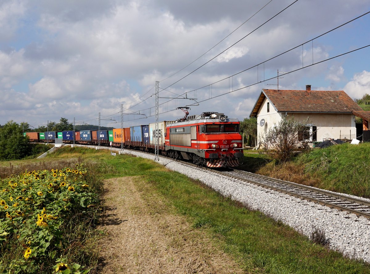 Die 363 002 mit einem Containerzug am 04.10.2017 unterwegs bei Spodnji Kamenščak.