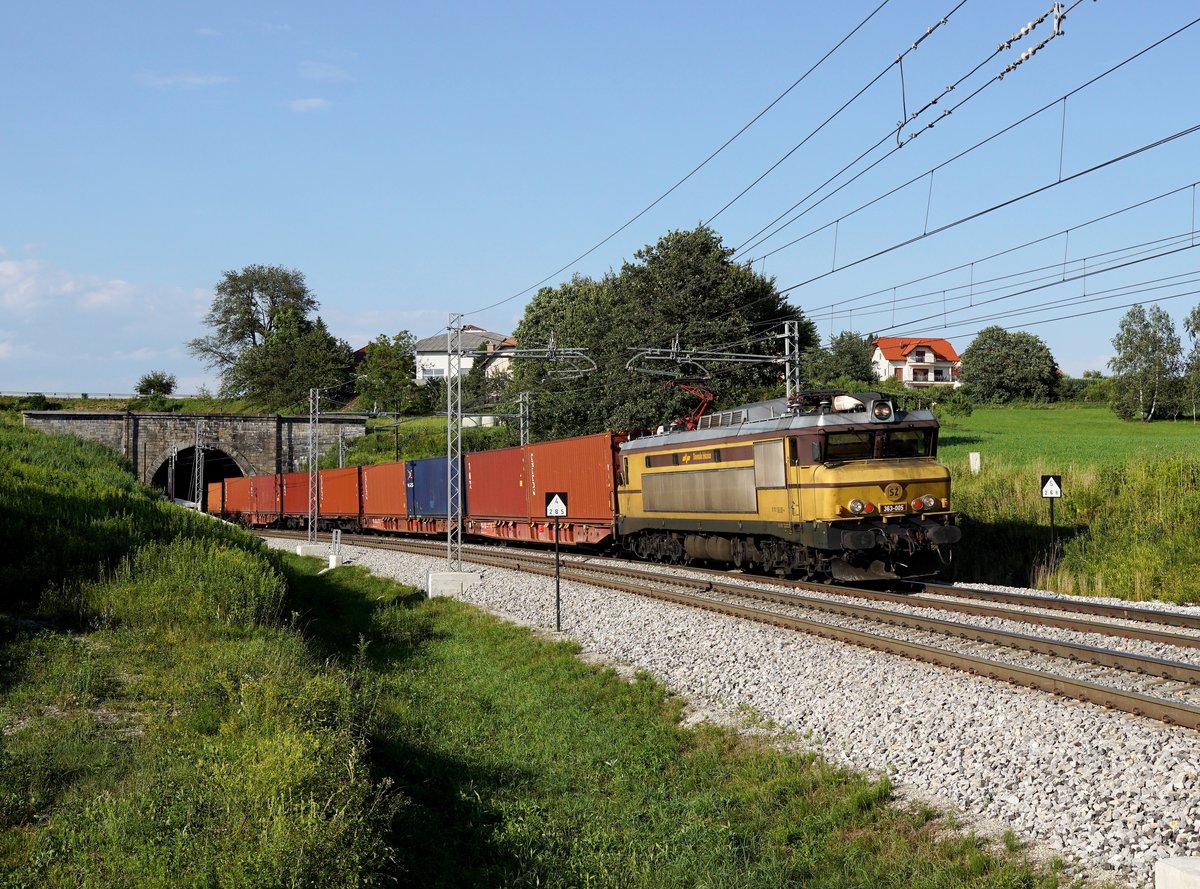 Die 363 005 mit einem Containerzug am 08.07.2017 unterwegs bei Črešnjevec.