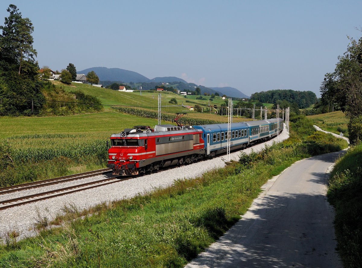 Die 363 009 mit einem IC nach Ljubljana am 18.08.2018 unterwegs bei Ostrožno.