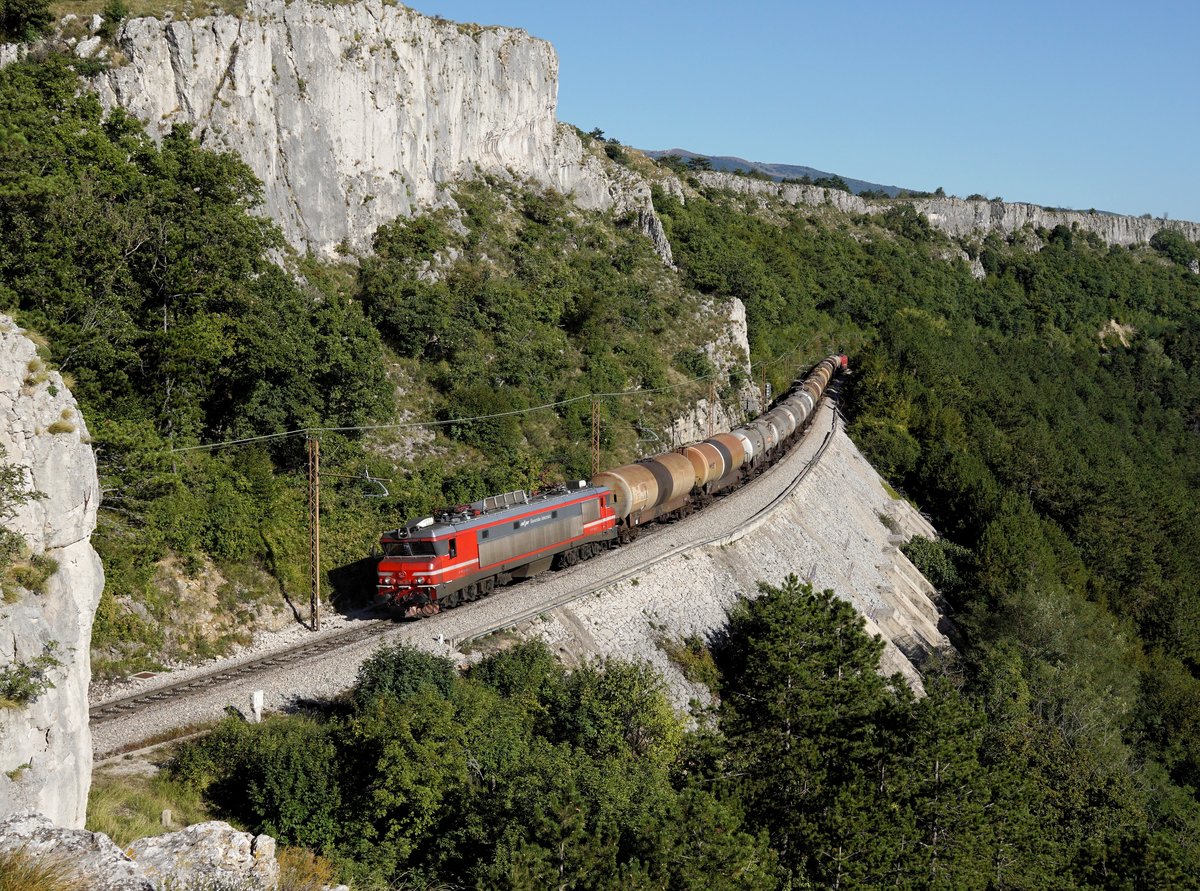 Die 363 021 mit einem Kesselzug am 21.09.2019 unterwegs bei Črnotiče.