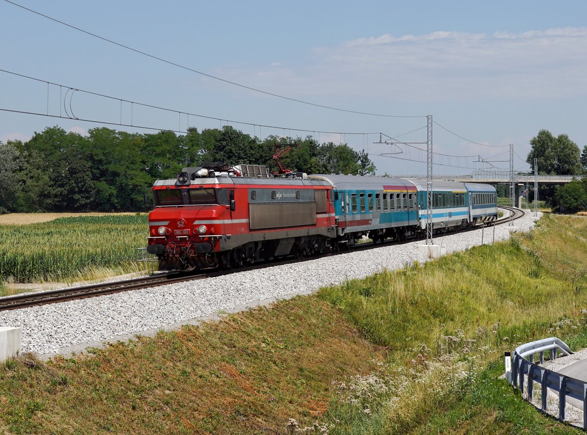 Die 363 023 mit einem EC nach Ljubljana am 08.07.2017 unterwegs bei Ptuj.