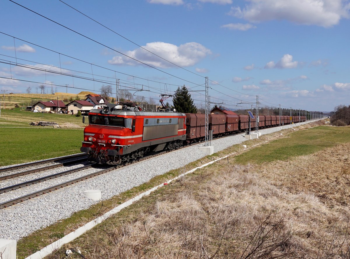Die 363 026 mit einem Erzzug am 11.03.2017 unterwegs bei Črešnjevec.
